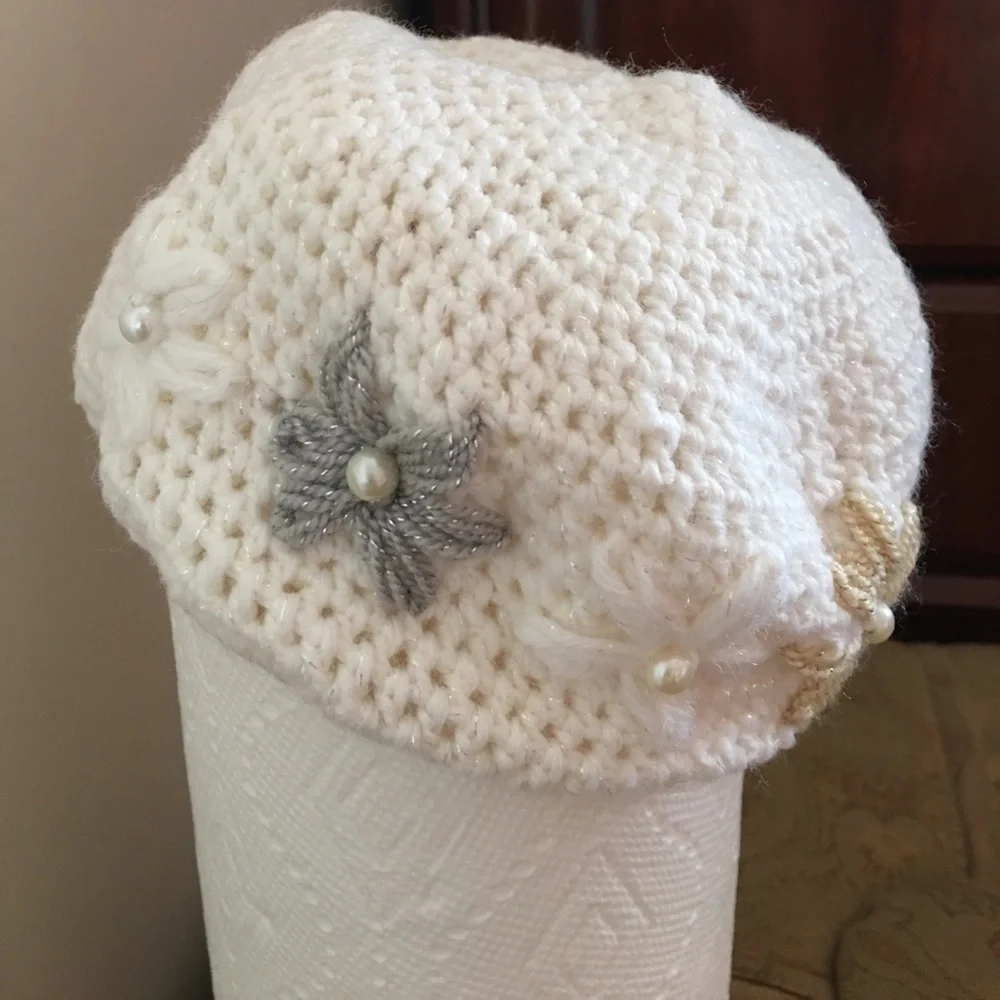 Girls beret. Hand knitted. NWOT